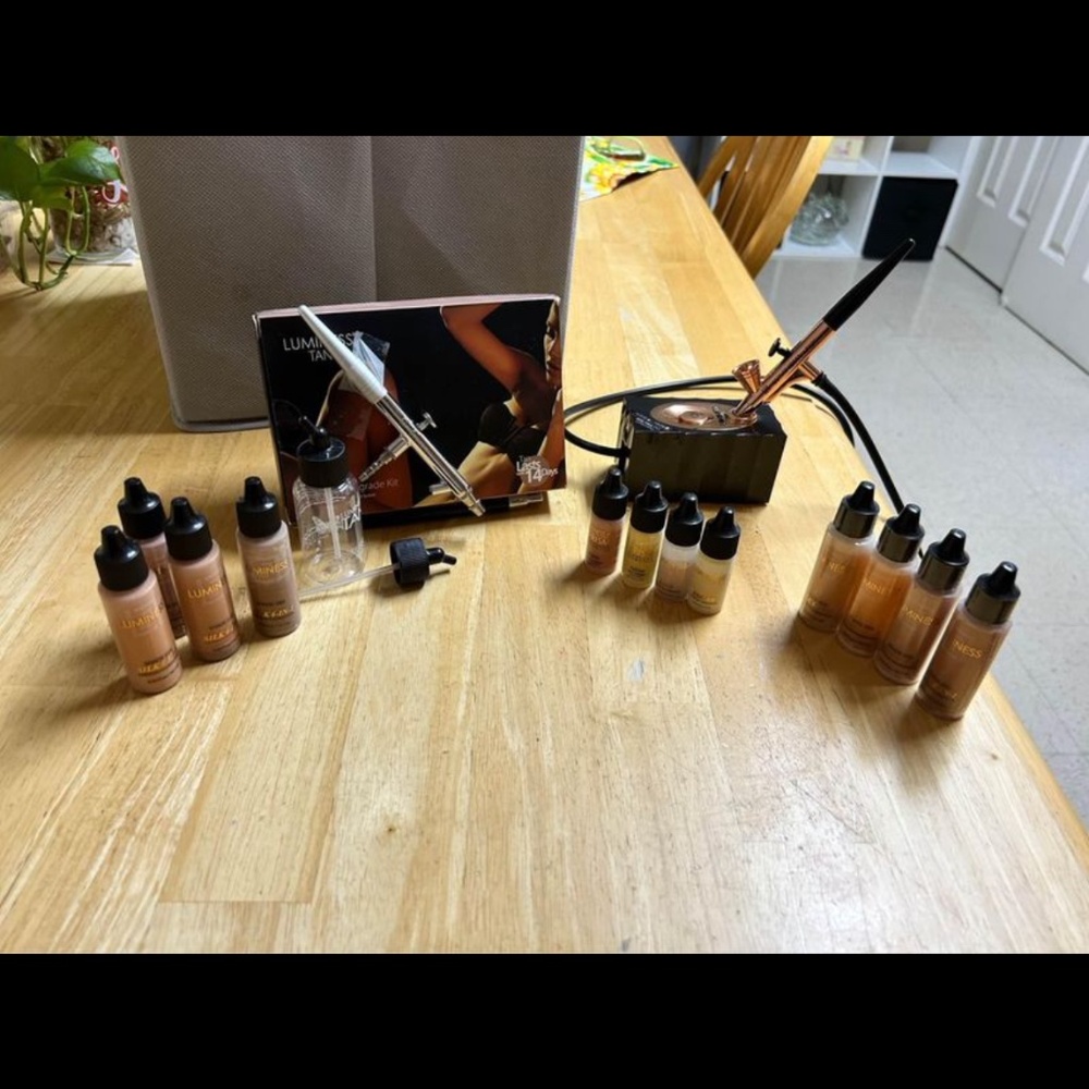 Luminess air brush make up with tanning gun n new tubes of makeup w/xtra tubbing